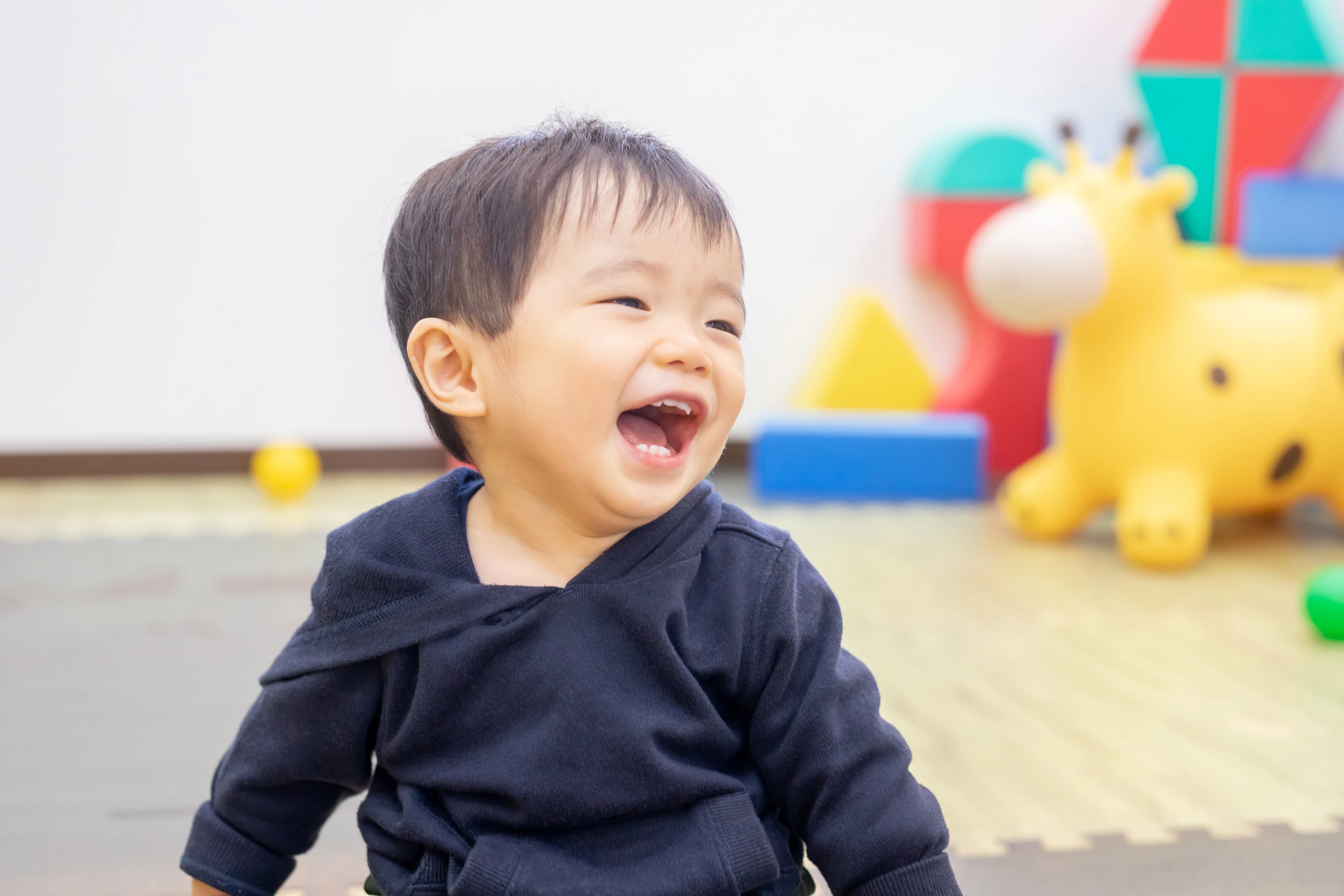 キッズスペースで笑顔のお子さま